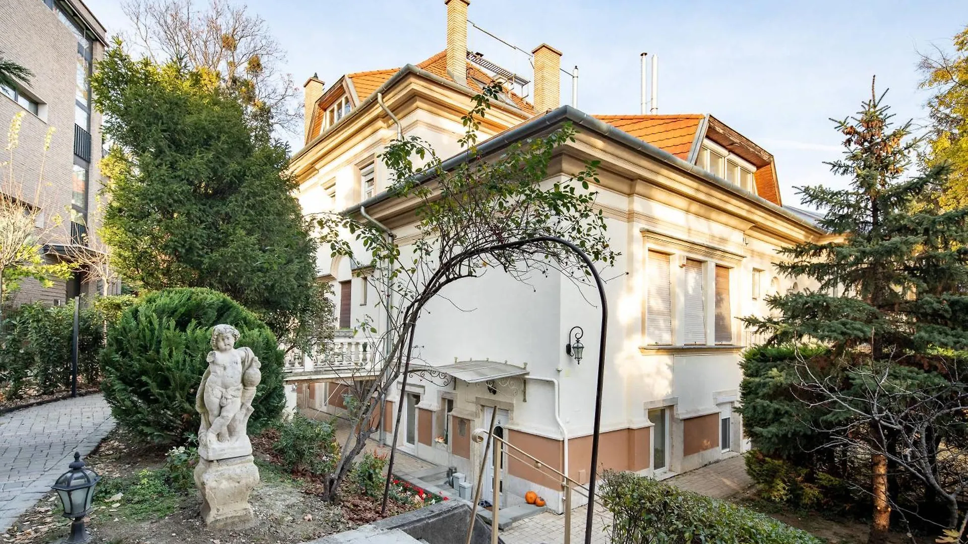Nestled Romance, Buda'S Hilltop Heaven 布达佩斯 匈牙利